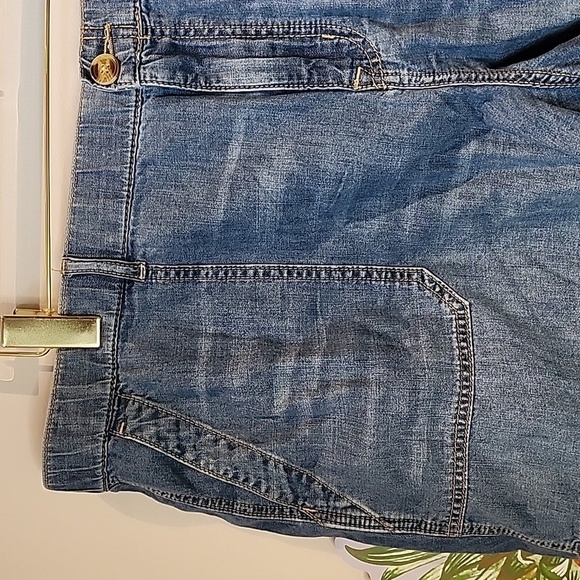 Torrid - 3.5 Inch Relaxed Utility Lightweight Mid-Rise Short in Medium Wash - Picture 3 of 10